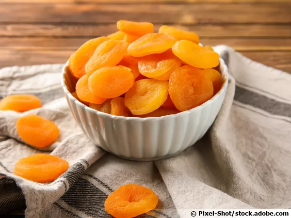 Un bol d'abricots secs