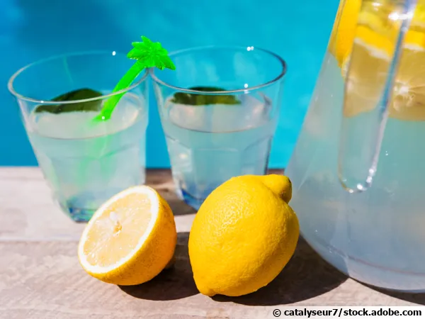 Si vous n'aimez pas l'eau, aromatisez-la avec du citron, de l'orange ou de la cannelle