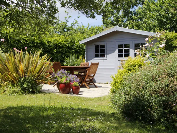 Cabanon de jardin pour le rangement avec sa terrasse