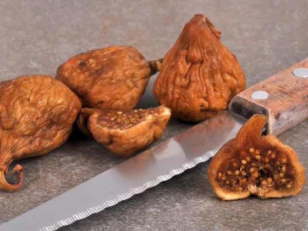 Figues séchées et une coupée en deux