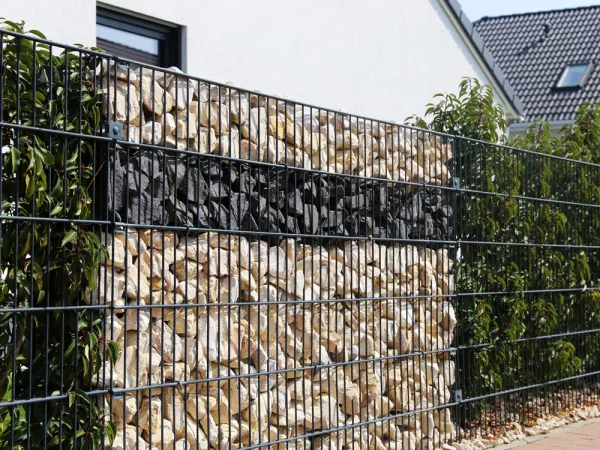 Vgtaux et galets de diffrentes couleurs agrmentent ce mur de clture utilisant des gabions