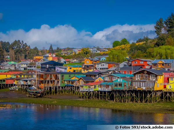 Le village de Castro sur l'île de Chiloe au Chili