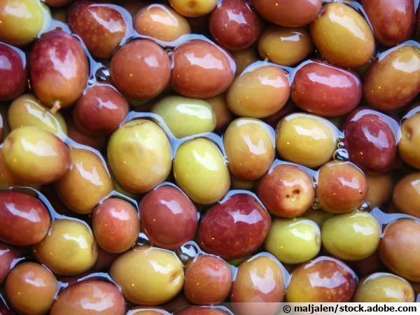 Des olives trempant dans l'eau