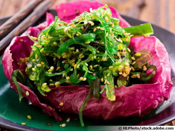 Une salade d'algues alimentaires, nutriments et bienfaits dans l'assiette