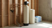 Adoucir l'eau avec un adoucisseur au sel : fonctionnement, atouts et impact sur le jardin