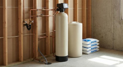 Adoucir l'eau avec un adoucisseur au sel : fonctionnement, atouts et impact sur le jardin