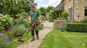 Filaire ou batterie : quel coupe-bordure choisir pour vos finitions de jardin ?