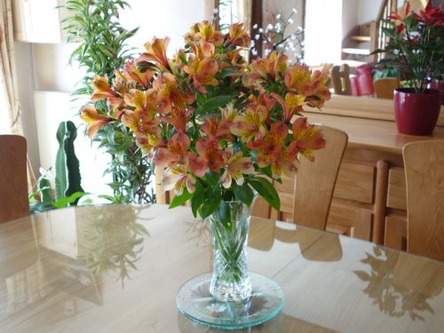 Bouquet De Fleurs épanouies Dans Un Vase. Bouquet Floral D'été