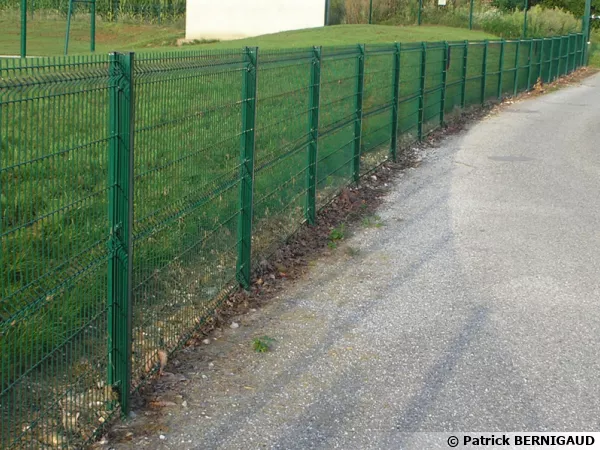 La pose d'une clôture simple torsion