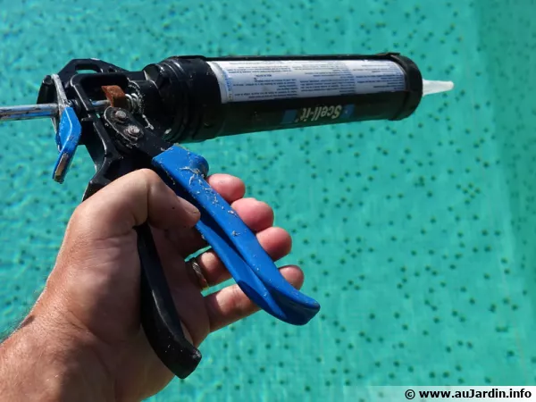Une colle mastic utilisable sous l'eau est ncessaire pour coller des carreaux sous l'eau