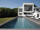 Piscine 11x3 liner gris foncé type couloir de nage. Filtration sans canalisation PFI, escalier d'angle maçonné. Dallage et margelle en bois composite gris anthracite. Bain de soleil ALOHA. Piscine 11x3 liner gris foncé type couloir de nage. Filtration sans canalisation PFI, escalier d'angle maçonné. Dallage et margelle en bois composite gris anthracite. Bain de soleil ALOHA.