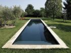 Piscine 16x3, filtration sans canalisation PFI, liner gris foncé, escalier maçonné sur la largeur, margelle travertin. Table rouge TITA et chaises TITO Piscine 16x3, filtration sans canalisation PFI, liner gris foncé, escalier maçonné sur la largeur, margelle travertin. Table rouge TITA et chaises TITO
