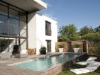Piscine de 9x3 mètre type couloir de nage. Filtration sans canalisations PFI, liner gris clair, plage en teck. Matelas blanc COSTA et têtière DONA. Salon de jardin CAVALLO. Pot blanc VASO Light et noir BO. Piscine de 9x3 mètre type couloir de nage. Filtration sans canalisations PFI, liner gris clair, plage en teck. Matelas blanc COSTA et têtière DONA. Salon de jardin CAVALLO. Pot blanc VASO Light et noir BO.