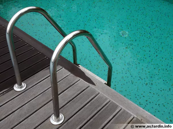 Piscine d'une profondeur de 2m autorisant les plongeons du bord