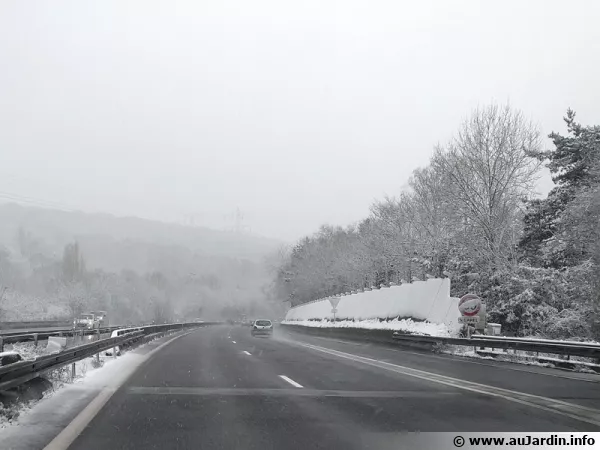 Autoroute en hiver dont la chaussée est salée aux premiers flocons de neige