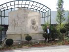 Les jardins cinématiques de Roland Garros, Frédéric-Charles AILLET à côté de la stèle d'Étienne-Jules MAREY