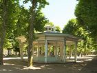 Kiosque dans le parc des sources à Vichy