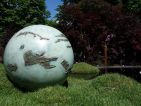 Pierre Alexandre Risser, le jardin Philo-Irène, sphère en bronze réalisée par la sculptrice Gary