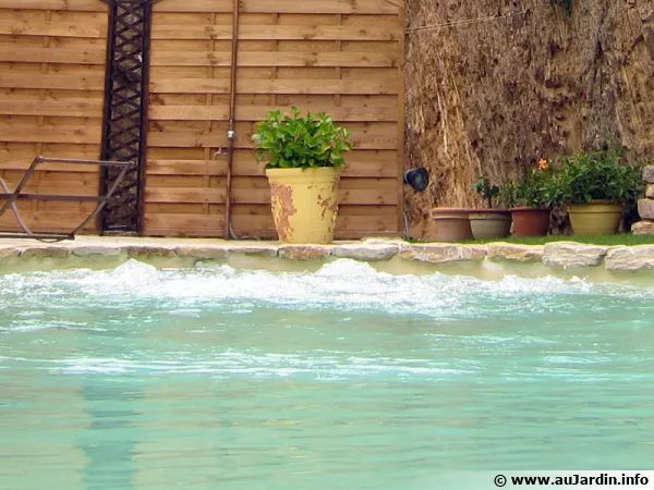 Installation permettant la nage à contre courant intégrée dans la piscine