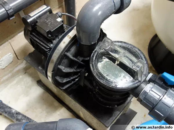 Pompe de filtration d'une installation de piscine
