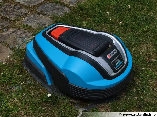 Un robot tondeuse sur sa base de recharge