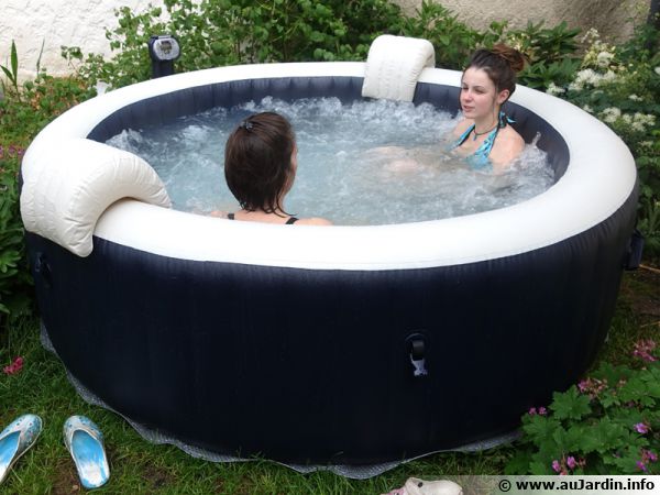 Le spa gonflable a l'avantage de pouvoir être déplacé à loisir...