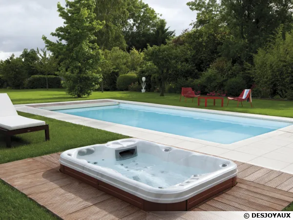 Installation d'un spa semi-enterré aux abords d'une piscine