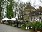 Domazine de St Jean de Beauregard, une fête des plantes avec le pigeonnier en fond Domazine de St Jean de Beauregard, une fête des plantes avec le pigeonnier en fond