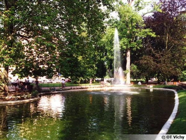 Le lac des cygnes au Parc Napolon III  Vichy