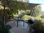Une voile d'ombrage pour protéger un coin terrasse Une voile d'ombrage pour protéger un coin terrasse