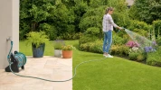 Ces gestes simples �vitent les plis du tuyau d'arrosage et pr�servent son d�bit durablement