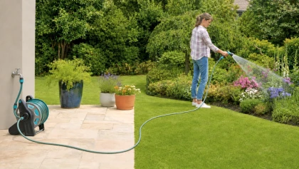Ces gestes simples �vitent les plis du tuyau d'arrosage et pr�servent son d�bit durablement