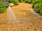 Gravillons qui s'�parpillent : la solution �conomique pour garder vos all�es de jardin nettes sans ma�onnerie cet �t�