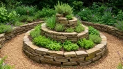 Installez une spirale aromatique dans votre jardin : design, �colo et g�niale pour vos plantes aux besoins diff�rents