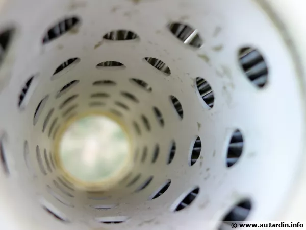 Un filtre à cartouches pour piscine vu de l'intérieur