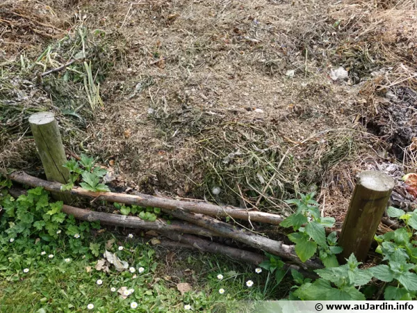 Un compost en tas install dans un coin du jardin