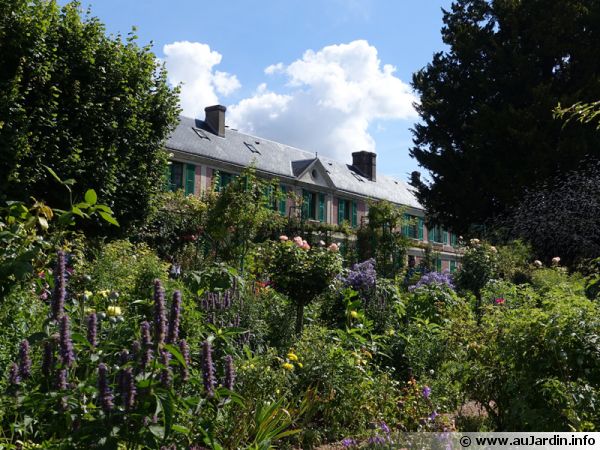 La maison de Claude Monet vue du jardin