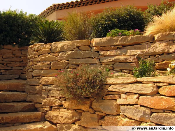 Des jardinières en terrasse en pierres sèches