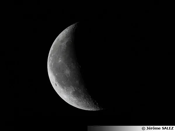 Lune prise à Iwuy (France, Nord)