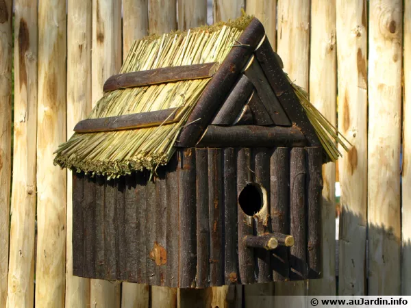 Un nichoir pour oiseaux en bois