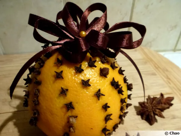 Une orange décorée pour les fêtes de Noël