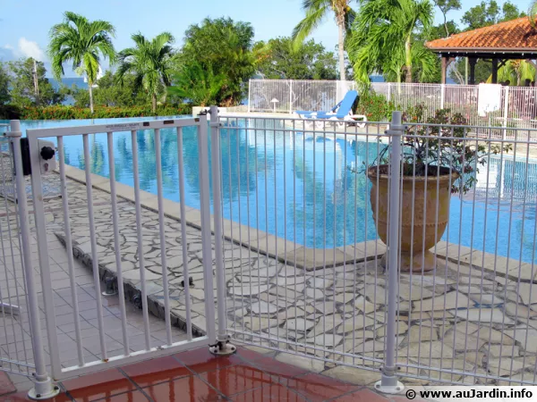Accs scuris  la piscine
