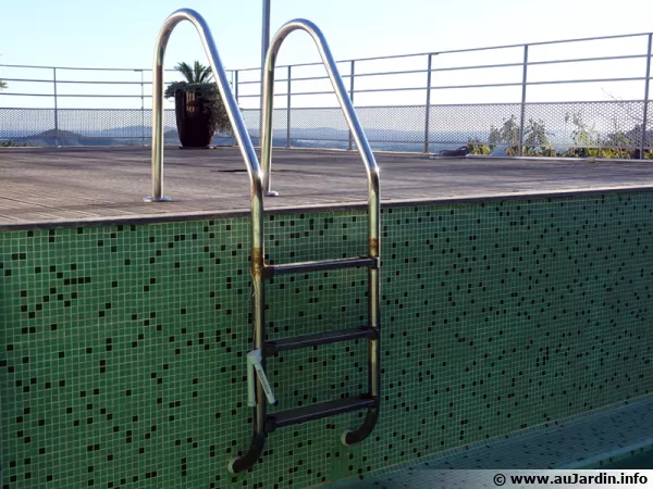 La piscine est partiellement vide pour renouveler l'eau, on profite de ce temps pour refaire les joints abims