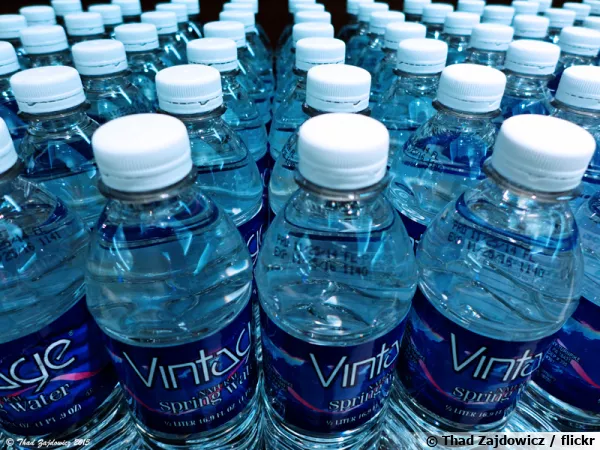 Eau du robinet ou eau en bouteille? Ici des bouteilles d'eau minrales en plastique