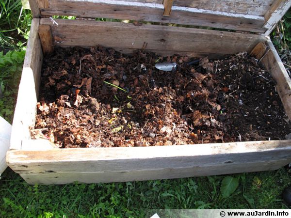 Installer le compost dans un coffre en bois