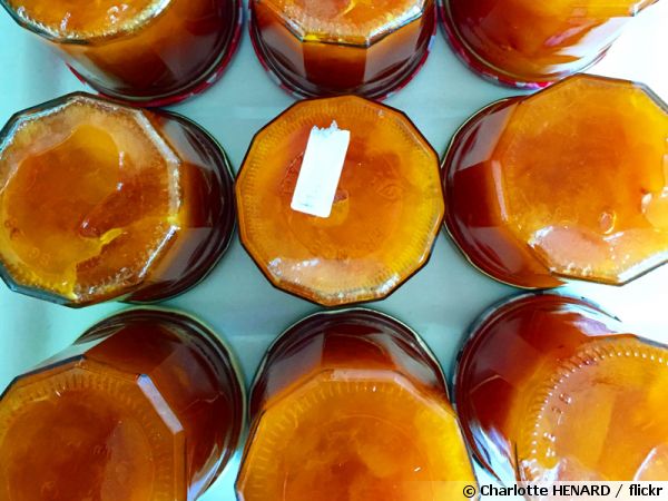 Bocaux de confiture d'abricots