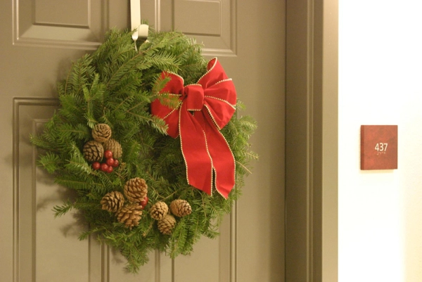 Une couronne de Noël sur la porte d'entrée