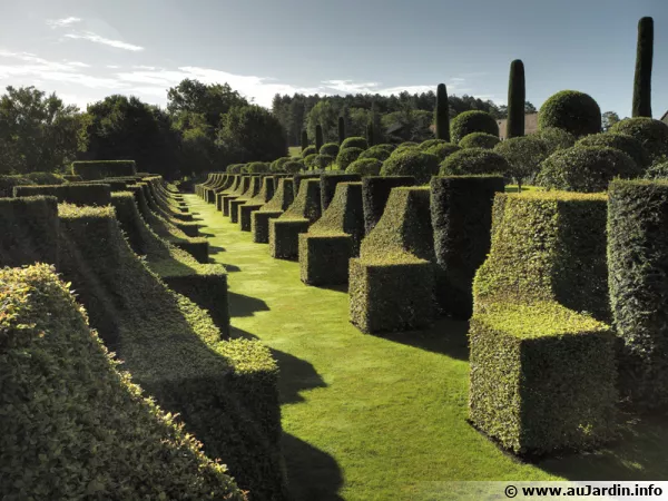 Manoir d'Eyrignac, l'allée des charmes vous livre ses secrets ...