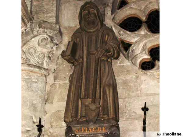 Statue de Saint Fiacre, patron des jardiniers à l'église Saint Taurin d'Évreux