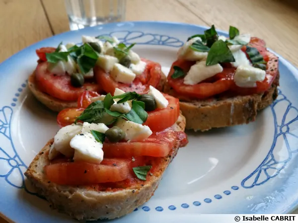 Bruschettas aux tomates et  la mozzarella